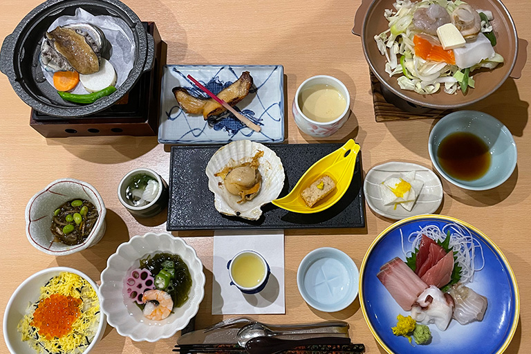 海の幸をふんだんに使った夕食一例